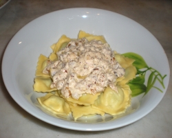 Ravioli in salsa di noci e speck