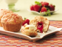 Muffin con ripieno di marmellata di fragole