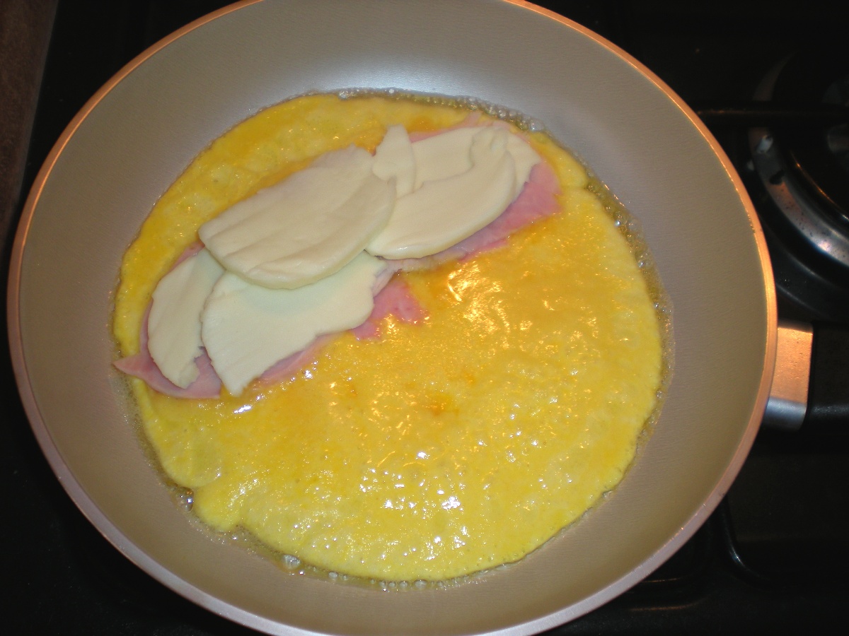 omelette al prosciutto e mozzarella di ZIA ILA..