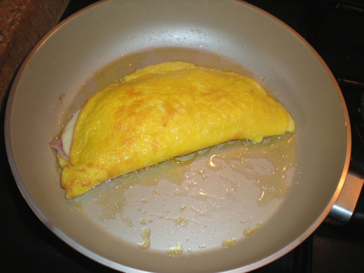 omelette al prosciutto e mozzarella di ZIA ILA..