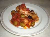 Cosce di pollo in rosso con le olive