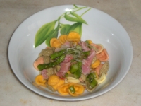 Orecchiette colorate con asparagi e speck