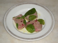 Tagliata di manzo con melissa e pepe rosa