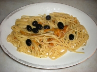 Linguine, peperoni gialli e olive nere